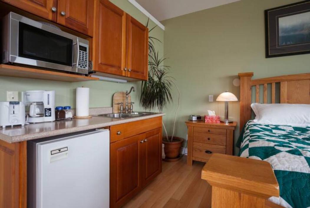 Birds Of A Feather Victoria Oceanfront Studio Suites Colwood Dış mekan fotoğraf