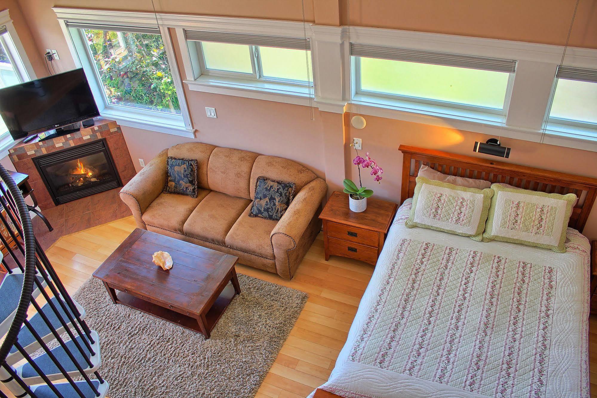 Birds Of A Feather Victoria Oceanfront Studio Suites Colwood Dış mekan fotoğraf
