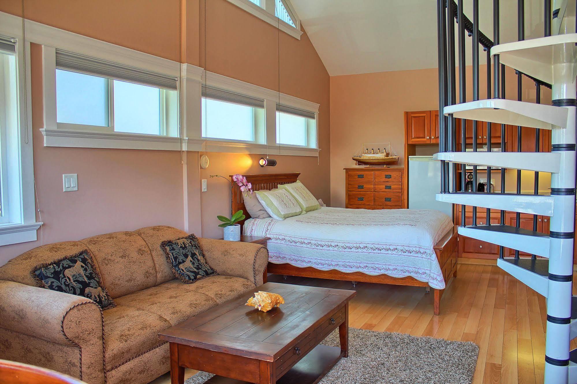 Birds Of A Feather Victoria Oceanfront Studio Suites Colwood Dış mekan fotoğraf