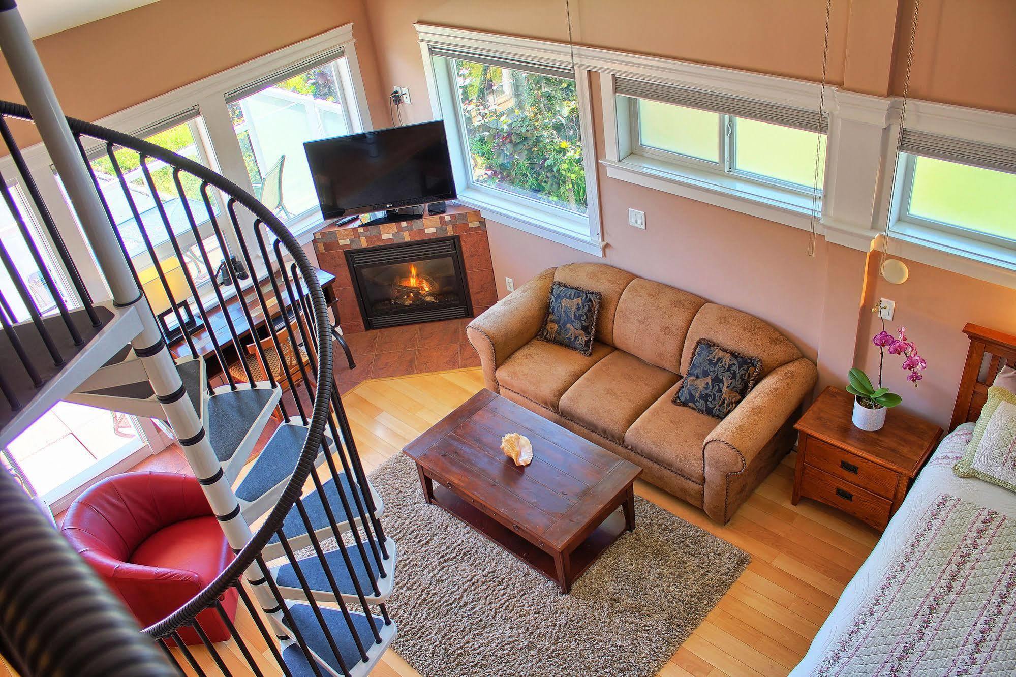 Birds Of A Feather Victoria Oceanfront Studio Suites Colwood Dış mekan fotoğraf