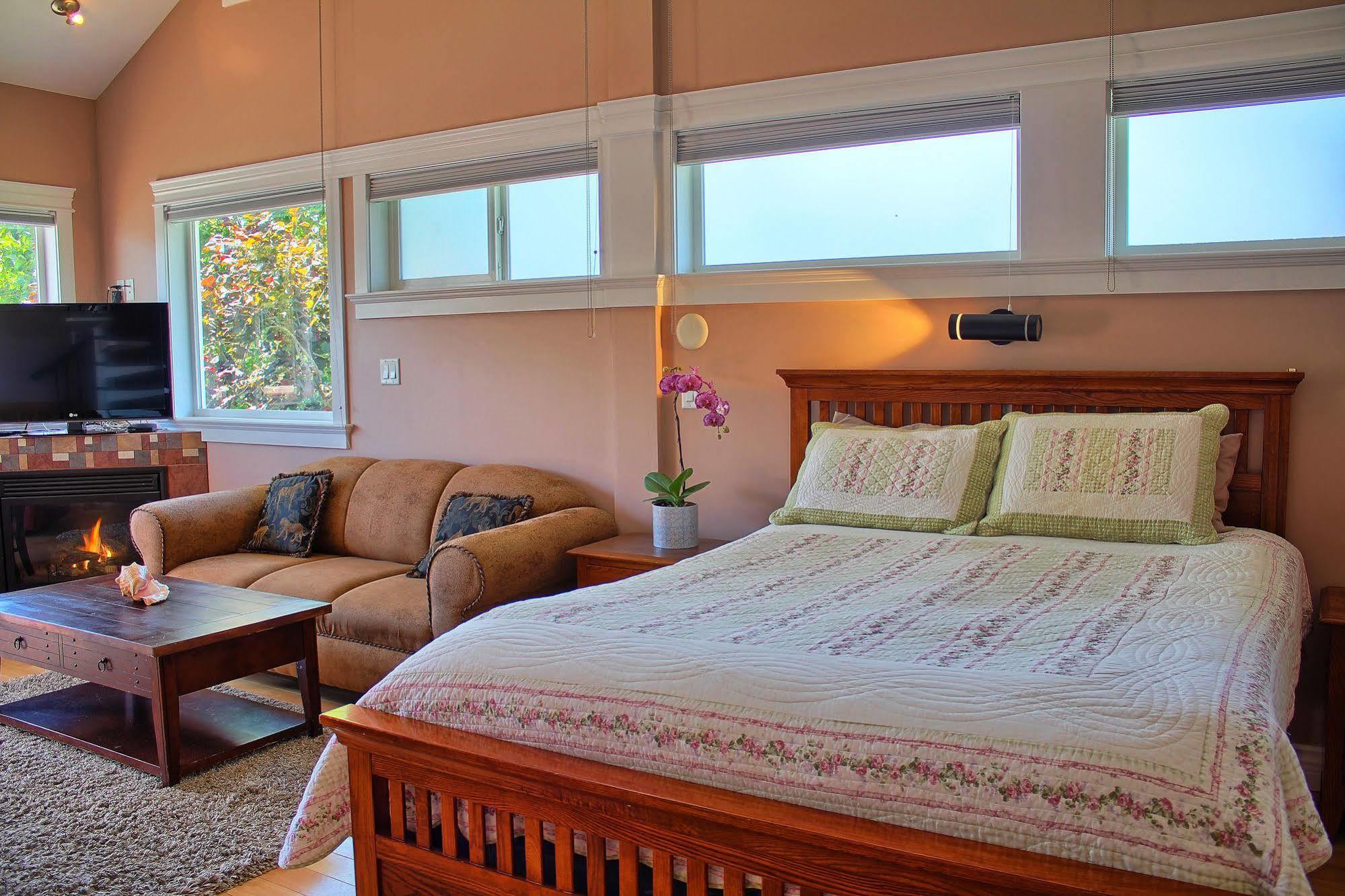 Birds Of A Feather Victoria Oceanfront Studio Suites Colwood Dış mekan fotoğraf