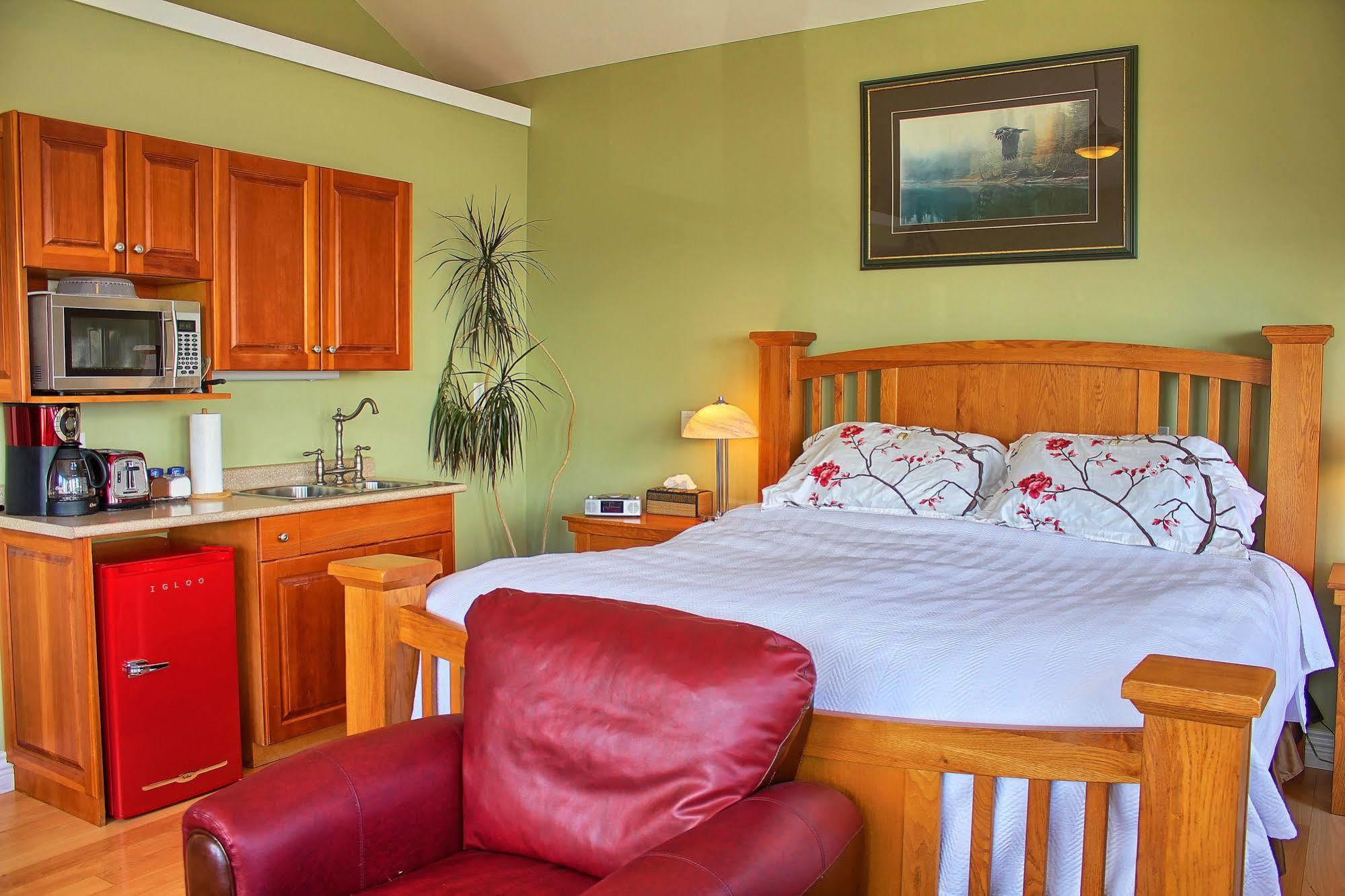 Birds Of A Feather Victoria Oceanfront Studio Suites Colwood Dış mekan fotoğraf